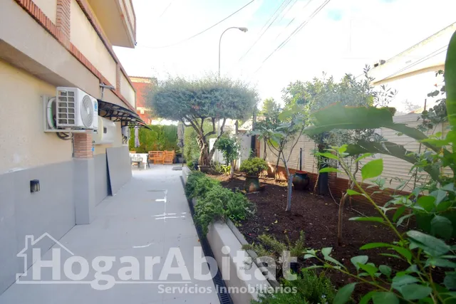Atractivo chalet amplio con piscina privada, garaje y terraza, todo amueblado y cerca de la playa. — 3