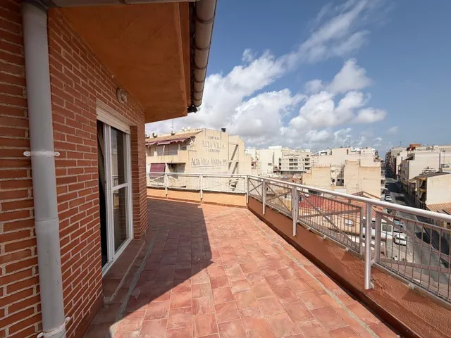 Ático con terraza, Alicante, Torrevieja. 2 habitaciones, 82 m2, 1 kilómetro del mar — 4