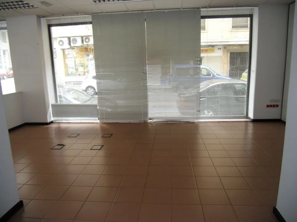 ESTUPENDO LOCAL COMERCIAL AL LADO DE LA GRAN VIA Y PASEO CANALEJAS