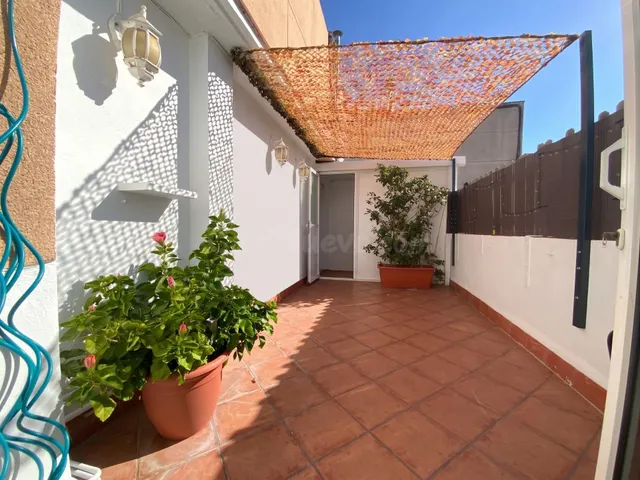 ÁTICO EXTERIOR CON TERRAZA, LUZ NATURAL Y PRIVACIDAD EN L’HO