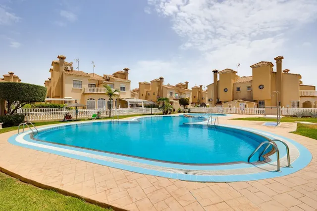 ADOSADO CON JARDIN EN PLAYA FLAMENCA