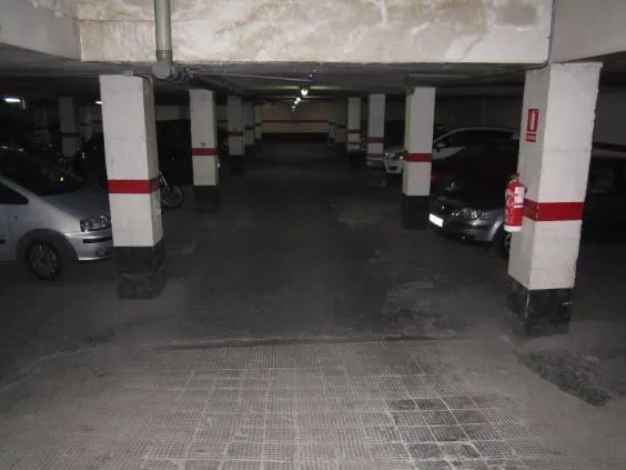 PLAZA DE PARKING NORMAL, COCHE DE 4´5 METROS DE LARGO — 4