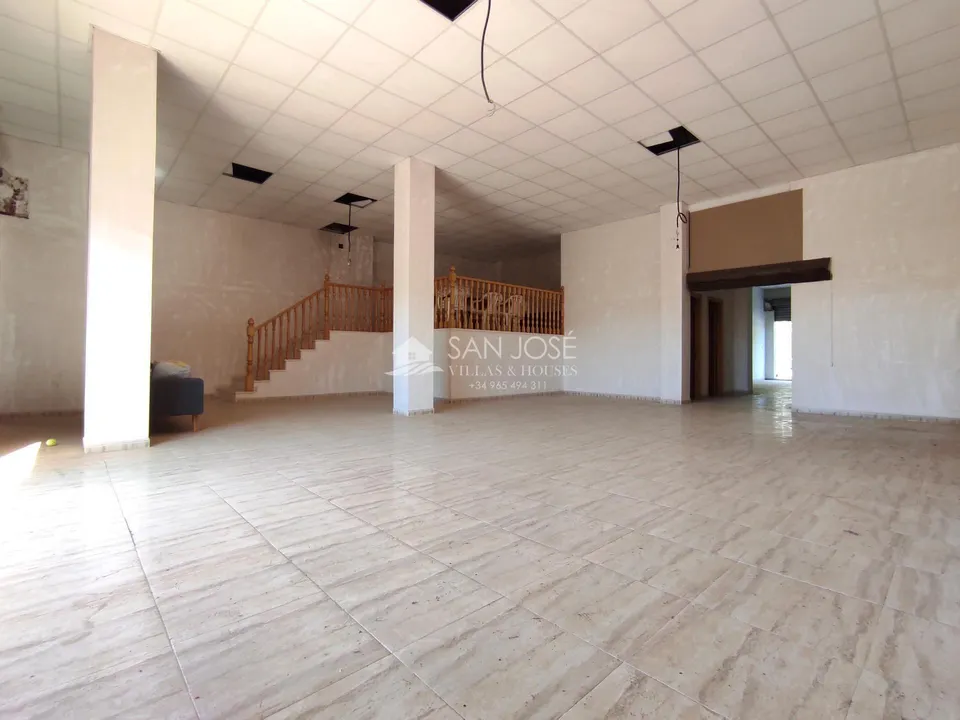 SE VENDE O ALQUILA CON OPCIÓN COMPRA LOCAL COMERCIAL CON AMPLIA TERRAZA EN ASPE.