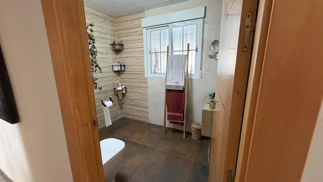 VILLA DE 4 DORMITORIOS Y 3 BAÑOS. PARCELA DE 1.850 M2. CON PISCINA CLIMATIZADA Y CASA DE INVITADOS INDEPENDIENTE EN CATRAL. — 29