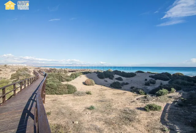 Apartamento en venta en primera línea de playa en Los Arenal - foto 4