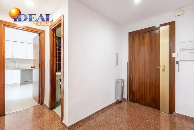 Piso con plaza de garaje cerrada junto a La Inmaculada, frente al río Genil. — 19