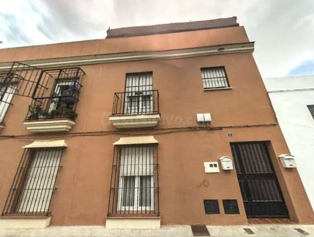 SE VENDE casa OKUPA en C Campoamor 11 de Utrera - foto 3