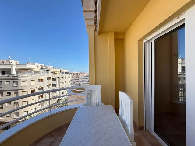 Ático con vistas al mar en av. de las habaneras con vistas al mar. 2 dorm. 1 baño. superficie de 79 m2. — 34