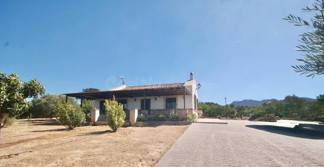 Casa de campo con terreno y vistas abiertas cerca de Anteque - foto 4