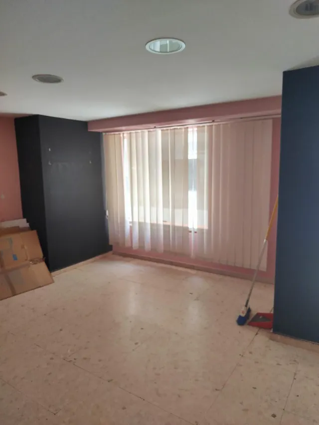 Se alquila local ideal para consulta u oficinas  entre el Hospital Puerta Del Mar y Paseo Maritimo. — 5