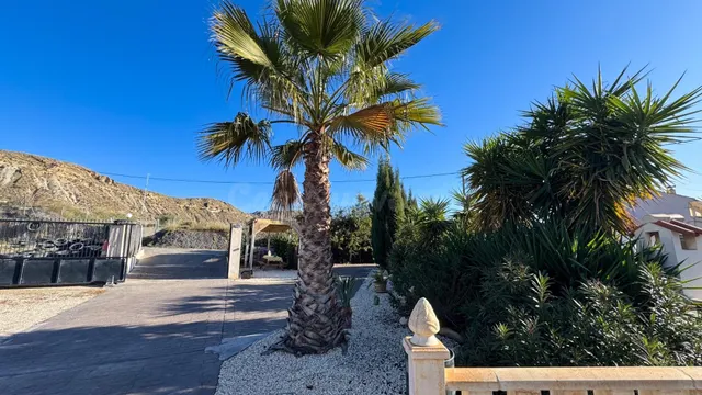 Exclusiva Casa Reformada con Piscina Privada y Parcela de 7. - foto 2