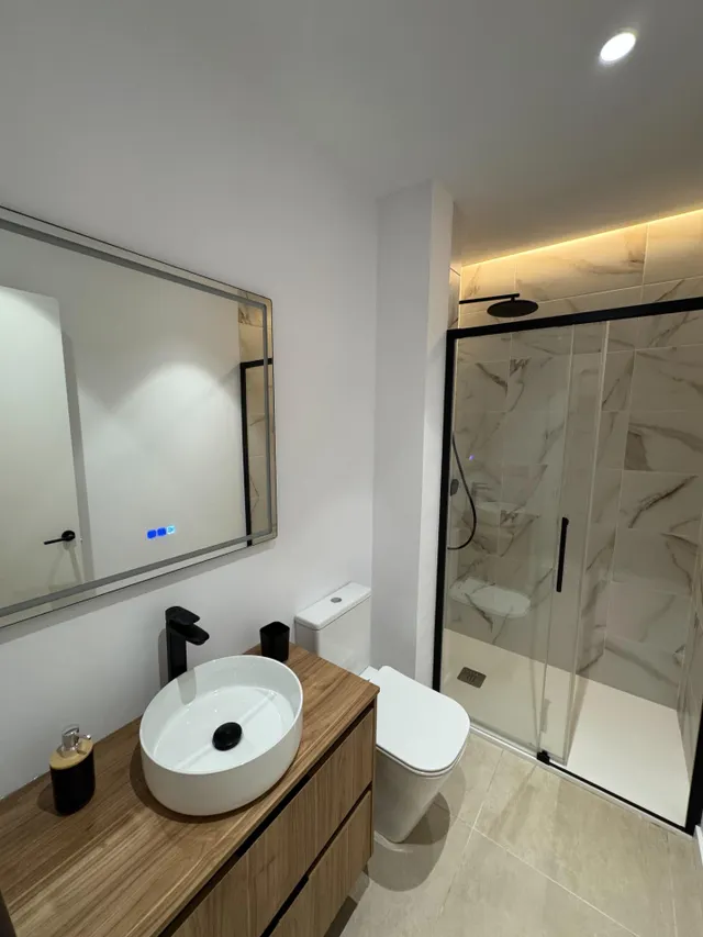 APARTAMENTOS MODERNOS E INDEPENDIENTES TOTALMENTE REFORMADOS — 24