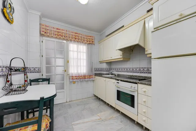 Apartamento de tres dormitorios y dos baños en residencial Duquesa Beach, primera línea de la playa de los locos — 15