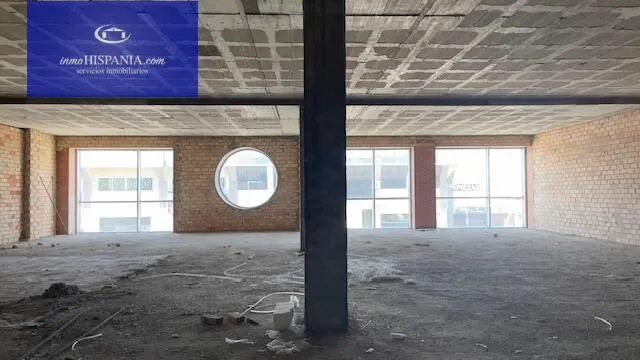 Se vende o alquila local totalmente diafano en Zona Franca — 20