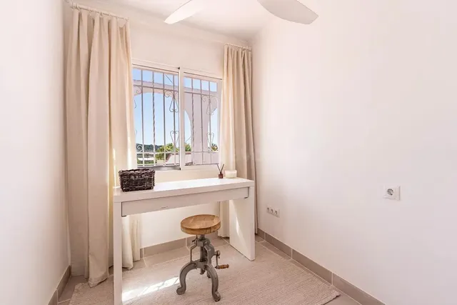 Villa exclusiva con piscina privada y casa de invitados independiente — 16