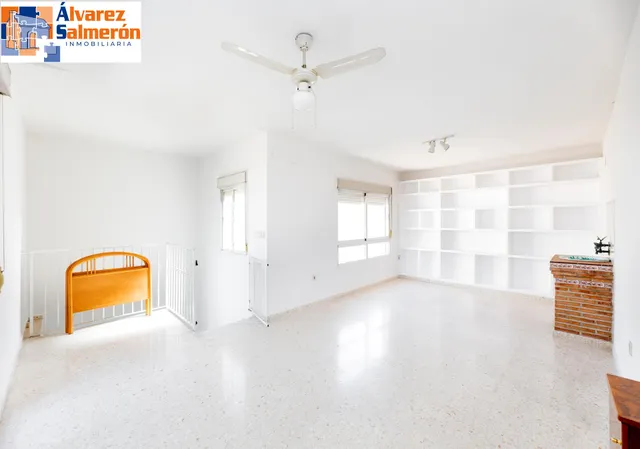 Vive en el corazón de Armilla: 4 dormitorios, patio, terraza y garaje — 19