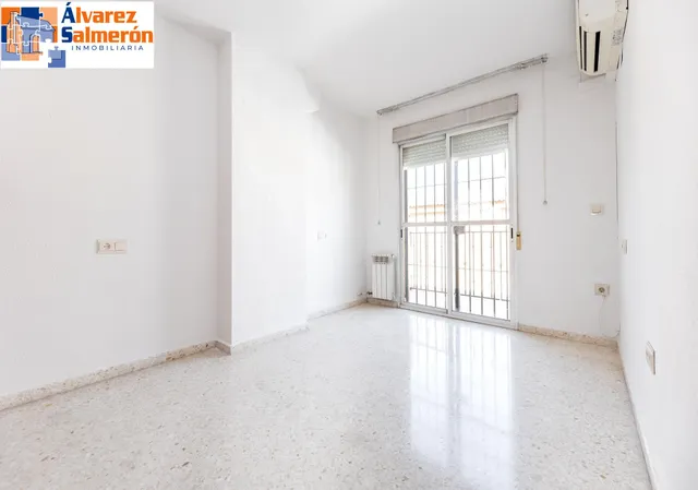 Vive en el corazón de Armilla: 4 dormitorios, patio, terraza y garaje — 12