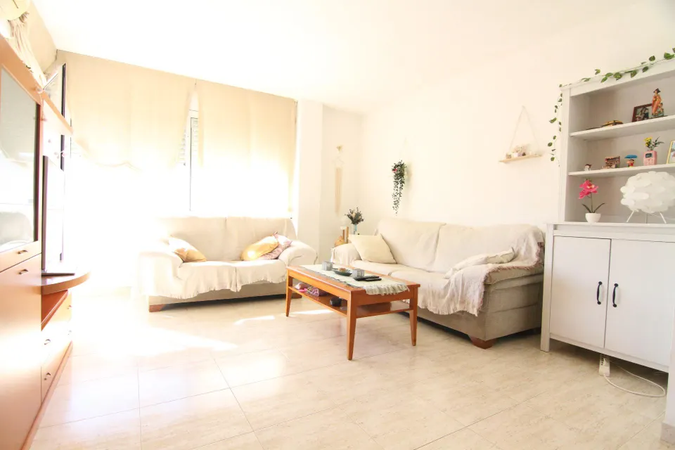 Amplio piso de 4 habitaciones con terraza y plaza de parking en la zona del lago de Olesa de Montserrat