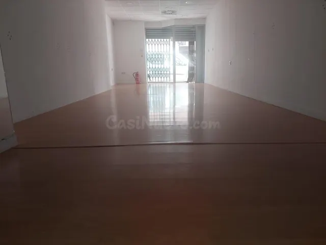Se alquila local comercial en Avda. de Madrid — 5