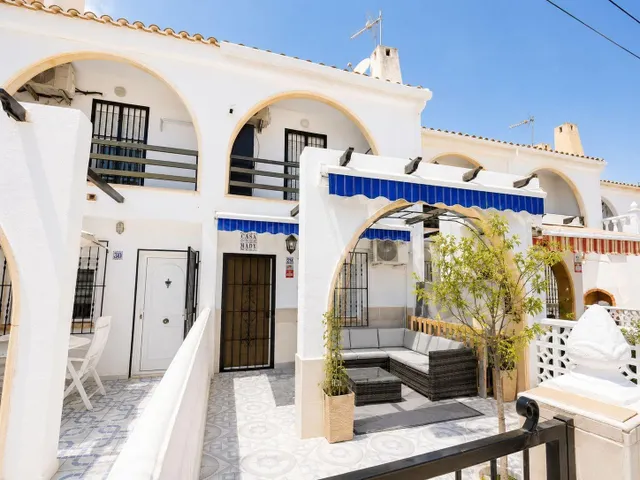 CASA ADOSADA DE 2 DORMITORIOS ORIENTADA AL SUR CON JARDÍN Y PISCINA PRIVADOS | TORREVIEJA — 3