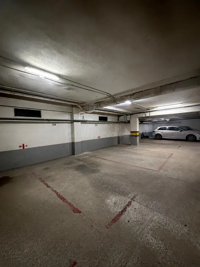 Plaza de parking para auto grande — 4