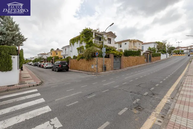Casa independiente con piscina en La Zubia. — 44