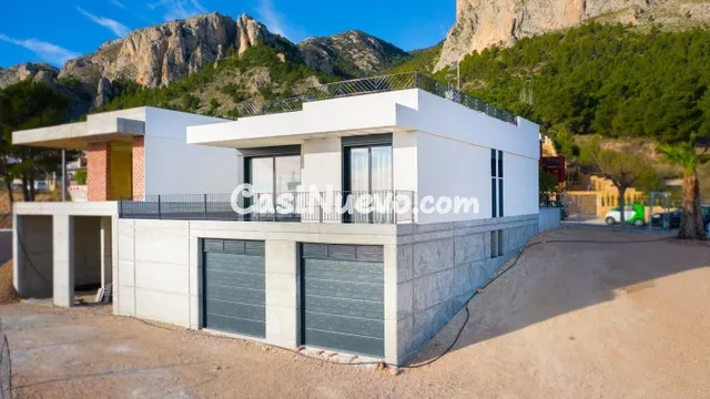 VILLA A ESTRENAR CON VISTAS AL MAR EN POLOP (ALICANTE)