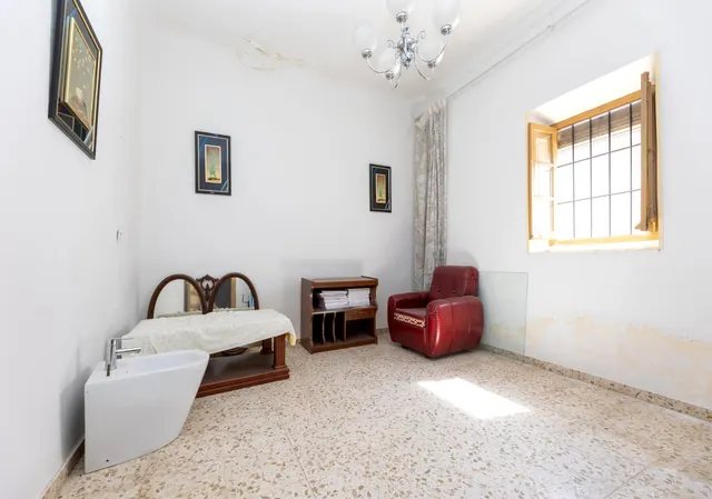 ¡CASA EN UNA SOLA PLANTA, CREA TU VIVIENDA IDEAL EN ALBOLOTE! Casa en una sola planta con patio, garaje y un gran potencial. — 12