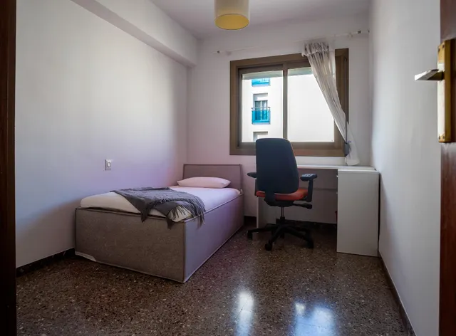 Piso de 3 dormitorios con terraza en el centro de Torredembarra — 16