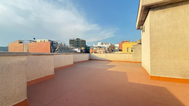 AMPLIO PISO CON TERRAZA — 22