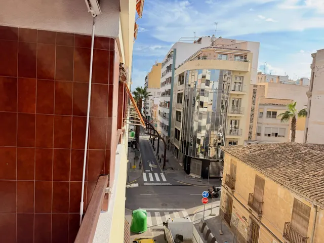 Piso reformado de 3 dormitorios y 2 baños a 200 metros del mar en el centro de Torrevieja — 34