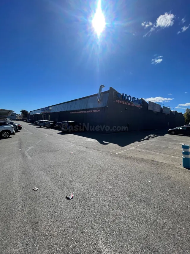 Gran nave comercial en alquiler de 5.500 m2 con 145 plazas d