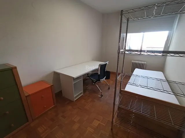 Interesante piso, incluye plaza de garaje, Sector Universidad. — 26