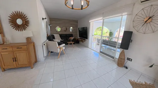 Chalet independiente de 4 habitaciones con piscina divida en dos plantas individuales — 9