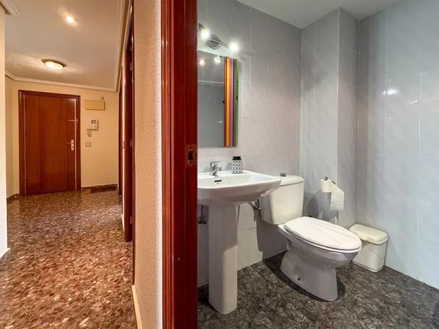 Piso de 4 habitaciones en alquiler en barrio Beteró — 25