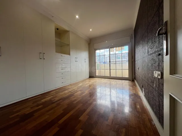 Amplio piso de 3 habitaciones con balcón en el centro de Granollers — 3