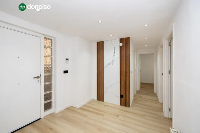 Planta baja con terraza privada, 3 dormitorios, 2 baños y garaje — 10