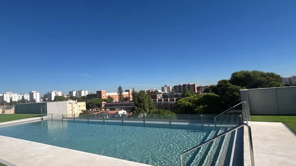 Magnifica vivienda de reciente construcción con terraza acristalada, piscina y garaje