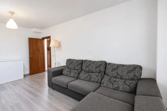 Piso de 2 dormitorios junto al metro, con amplio salón y coc - foto 4