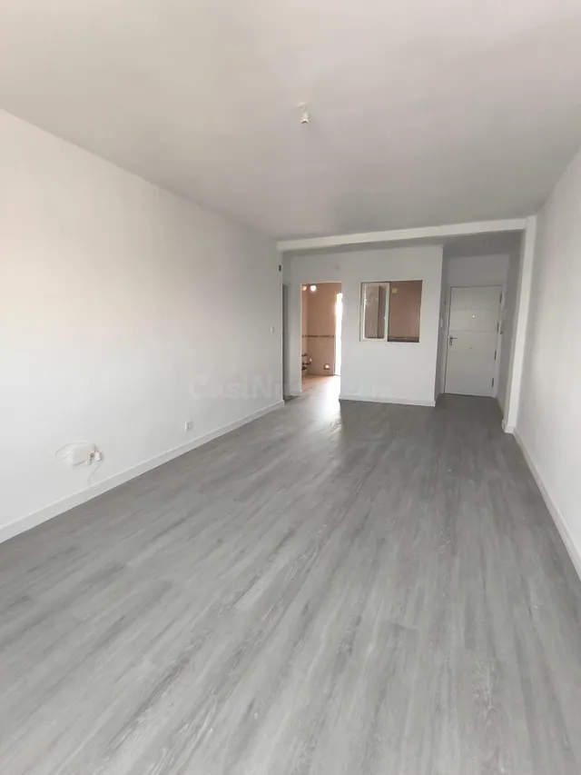 INMOBILIARIA CARVALLO VENDE EN EXCLUSIVA PISO SEMIREFORMADO 