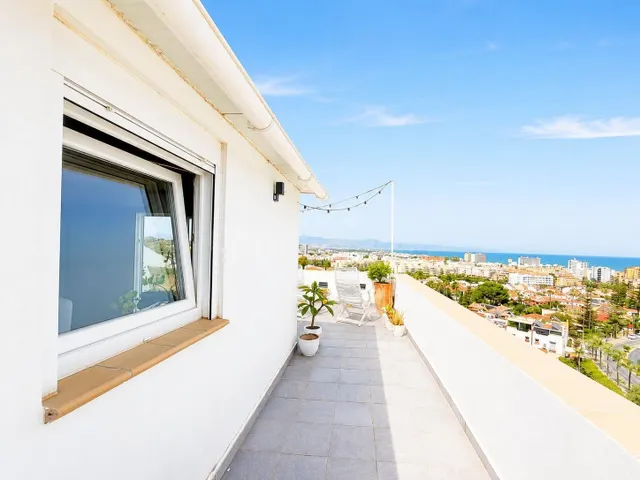 Ático dúplex de dos dormitorios con vistas al mar en Torremo - foto 3