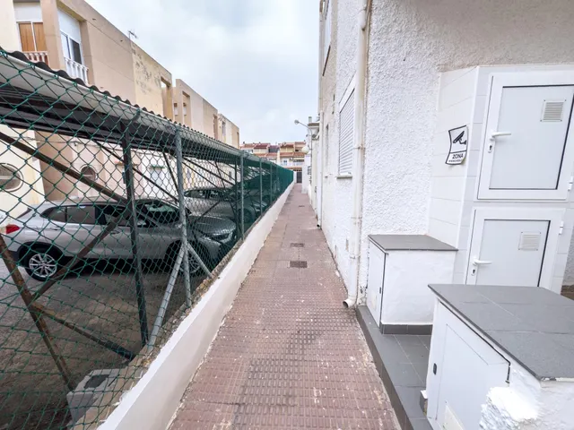 Encantador adosado de 2 plantas en Nueva Torrevieja — 2 dormitorios, 2 baños, gran patio y piscina comunitaria — 38