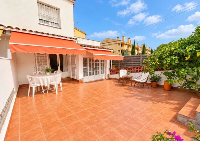 Casa a solo 300 metros de la playa, con dos terrazas y vistas despejadas en l'Escala — 4