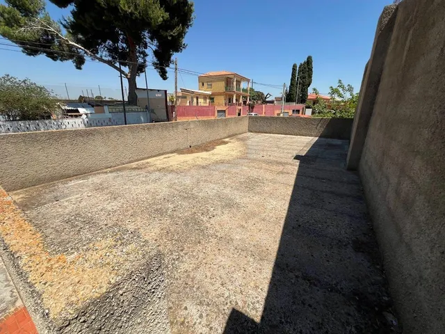 Terreno urbano en Torrent con edificación y frontenis. — 48