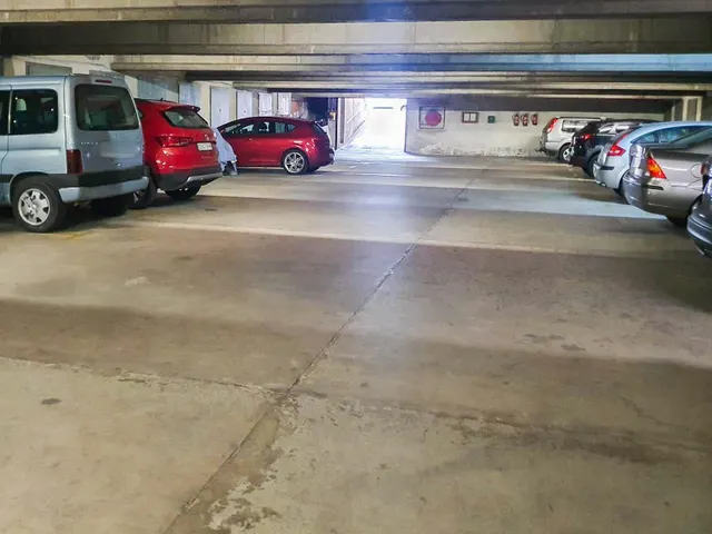 Plaza de parking y trastero a la venta, en El Pla de Martorell — 2