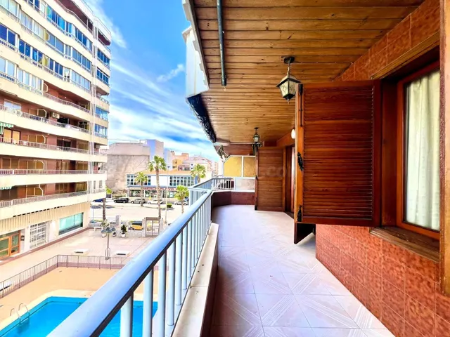 Amplio apartamento (aprox. 90 m2 - 2.ª planta) en primera línea de Playa del Acequión. Gran balcón con vistas al mar (suroeste), piscina comunitaria, cerca del centro, y directamente en la playa. — 4