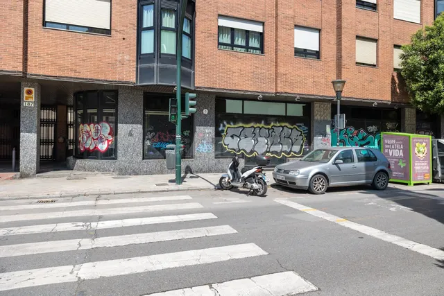 Amplio local comercial en Camino de Ronda — 2