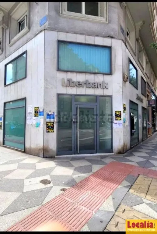 Local de tres niveles muy céntrico en Santander.