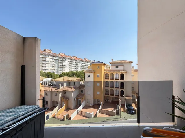 APARTAMENTO CON JARDÍN PRIVADO DE 30 M2 EN CAMPOAMOR. 3 DORM. 2 BAÑOS. CON PISCINA COMUN.SUPERFICIE DE 93 M2. — 49