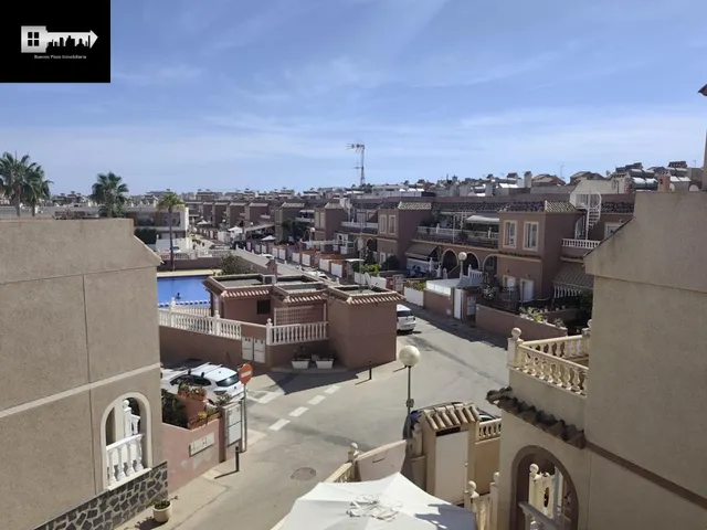 Bungalow pareado con dos terraza, solárium y sótano en Gran Alacant. — 39